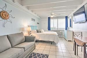 Panama City Beach Studio with Pool and Beach Access