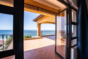 6 Bedroom Tuscan Styled Home in Umdloti Beach