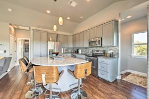 Peaceful Hill Country Hideaway with Pond Views