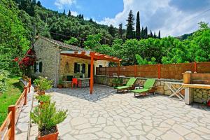 Korinas Cottage: Stone cottage close to the beach