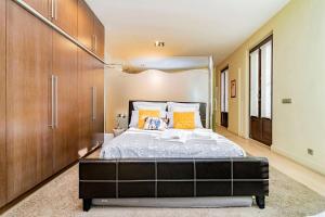 Luxury Apartment in La Latina by Batuecas