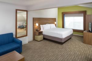 King Room with Sofa Bed - Non-Smoking room in Holiday Inn Express Hotel & Suites White River Junction an IHG Hotel