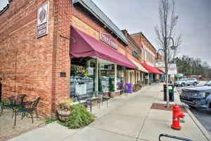 Walk to Main Street Eats Remodeled Saluda Apt
