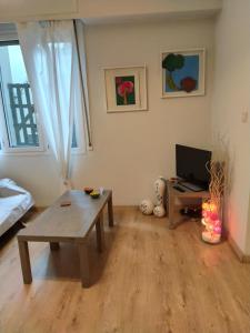 Cozy apartment ideally located city center and Megaron Moussikis metro station