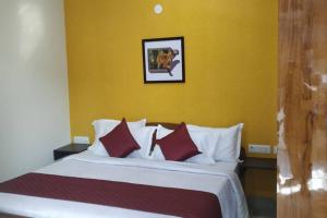 SHORT STAY 3BHK Serviced Apartment (LIFT+Kitchen+3 nights min stay) E Block Saket