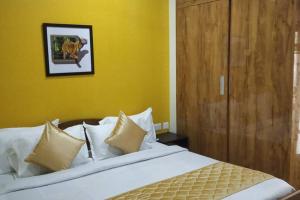 SHORT STAY 3BHK Serviced Apartment (LIFT+Kitchen+3 nights min stay) E Block Saket