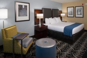 King Suite room in Holiday Inn Express & Suites Kansas City Airport an IHG Hotel