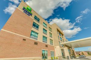 obrázek - Holiday Inn Express & Suites Okemos - University Area, an IHG Hotel