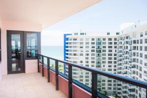 Regular Two-Bedroom 1 King + 2 Twin Beds room in Alexander by Design Suites