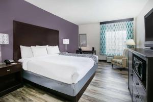 King Room with Airport View - Mobility Access/Non-Smoking room in La Quinta by Wyndham DFW Airport West - Euless