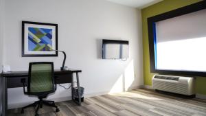 King Suite room in Holiday Inn Express & Suites Kingston-Ulster an IHG Hotel