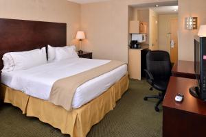 King Room - Hearing Accessible - Roll-in Shower room in Holiday Inn Express & Suites - Ocean City an IHG Hotel