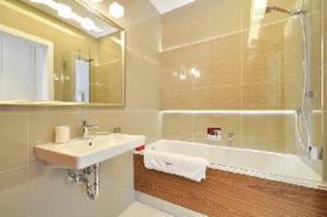 Dom & House – Old Town Waterlane