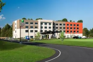 Holiday Inn Express Queensbury-Lake George Area by IHG - غلينز فولز