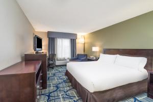 Standard King Room room in Holiday Inn Express Hotel & Suites Easton an IHG Hotel