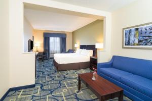 Standard King Room with Sofa Bed - Non-Smoking room in Holiday Inn Express Hotel & Suites Easton an IHG Hotel
