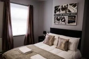 Stay Comfortable- Close to City Centre- Sleeps up to 8 - Burslem