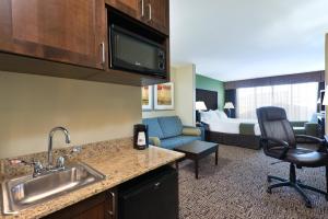 King Suite with Sofa Bed room in Holiday Inn Express Richfield
