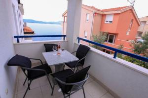Three-Bedroom Apartment with Terrace and Sea View room in Family friendly seaside apartments Komarna Neretva Delta - Usce Neretve - 18166