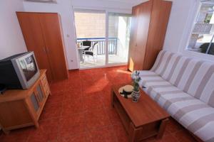 One-Bedroom Apartment with Terrace and Sea View room in Family friendly seaside apartments Komarna Neretva Delta - Usce Neretve - 18166