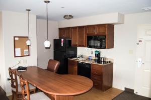 King One-Bedroom Suite room in Candlewood Victoria an IHG Hotel