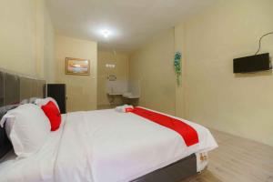 RedDoorz near Bukit Kubu Berastagi