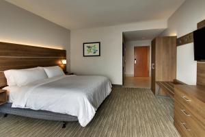 King Room room in Holiday Inn Express Hotel & Suites Jacksonville North-Fernandina an IHG Hotel