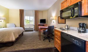 Queen Studio - Non-Smoking room in Candlewood Suites Macon