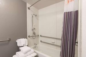 King Room - Disability Access room in La Quinta by Wyndham Grand Junction