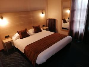 Hotels Logis Hotel Saint Jacques : photos des chambres