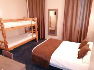 Hotels Logis Hotel Saint Jacques : photos des chambres