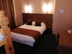 Hotels Logis Hotel Saint Jacques : Chambre Triple