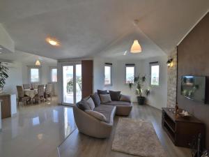 Holiday Home Chester with Heated Pool