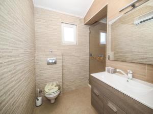 Holiday Home Chester with Heated Pool