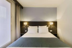 Hotels Kyriad Lille Gare - Grand Palais : Chambre avec 1 Lit Double et 2 Lits Simples