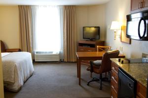 Queen Studio room in Candlewood Suites Champaign-Urbana University Area, an IHG Hotel