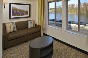 Deluxe King Studio Suite - River View room in Candlewood Suites Eugene Springfield an IHG Hotel