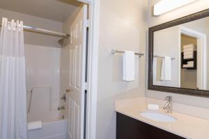 Queen Studio Suite room in Staybridge Suites Chicago-Oakbrook Terrace an IHG Hotel