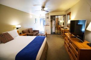 Queen Room with Balcony room in Aspen Mountain Lodge