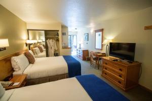 Queen Room with Two Queen Beds with Balcony room in Aspen Mountain Lodge