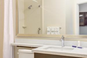 Queen Studio Suite room in Candlewood Suites Cut Off - Galliano an IHG Hotel