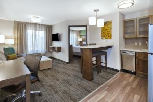One-Bedroom Queen Suite - Non-Smoking room in Staybridge Suites Columbia-Highway 63 & I-70 an IHG Hotel