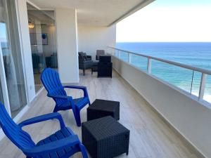 BEACHFRONT CONDO w POOLS STEPS TO BEACH & MINS TO DT