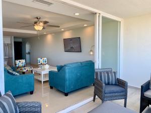 BEACHFRONT CONDO w POOLS STEPS TO BEACH & MINS TO DT