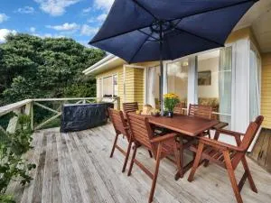Surfer's Sunshine Cottage - Piha Holiday Home - 皮哈