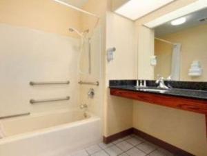 King Room - Disability Access/Non-Smoking room in Baymont by Wyndham Hickory