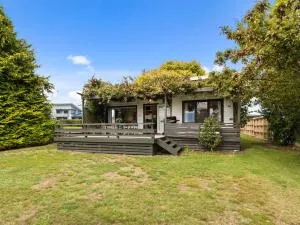 Wharewaka Bach - Lake Taupo Holiday Home - Waitahanui