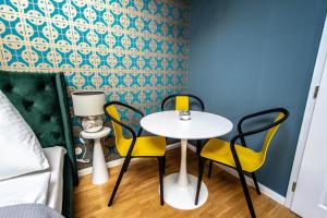 Bourgeois Apartment in Cultural Heritage Building by Ruterra