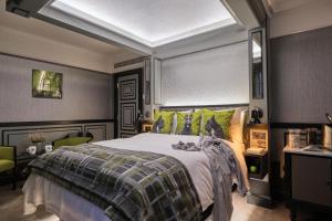 Feature King with Vaulted Bathroom room in The Gyle