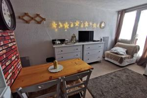 Appartements T2 Edelweiss chamrousse 1750 acces piste direct local ski alpes montagne : Appartement 1 Chambre